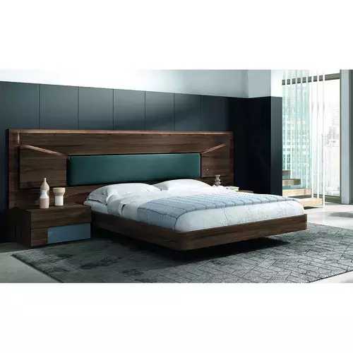 Dormitorio de matrimonio con cama y mesitas 