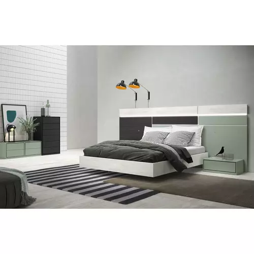 Conjunto de cama de matrimonio con cabecero y mesitas bajas en Madrid