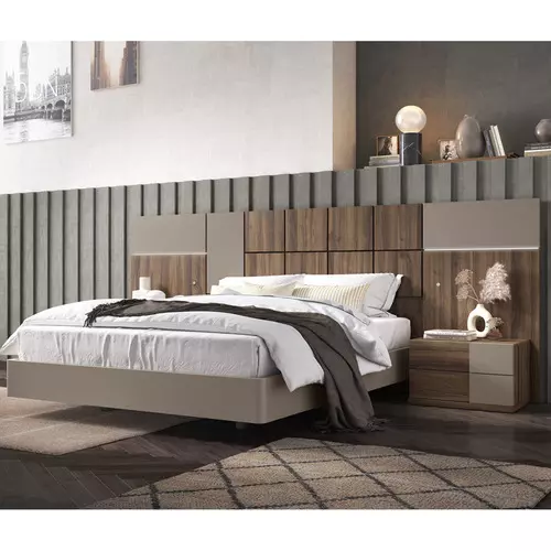 Dormitorio de matrimonio con cabecero marrón en Madrid