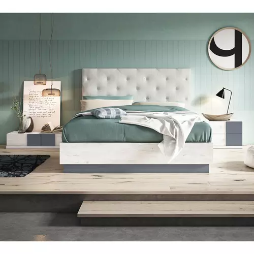 Dormitorio con cama de matrimonio y cabecero blanco en Madrid 